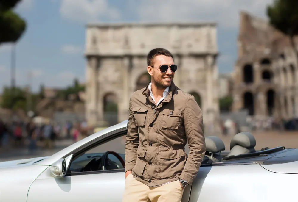 Homem com um carro na Europa.