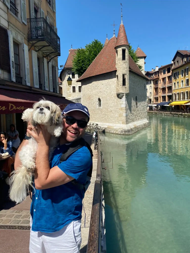 Conexão Bonjour em pontos turísticos de Annecy.