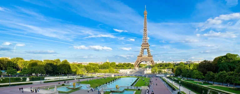 Vista da Torre Eiffel e arredores.